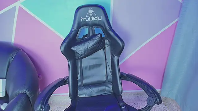 Snapshot of katy_handerson chatting on 10/16/25, 02:18 katy handerson online show from 10/16/25, 02:18