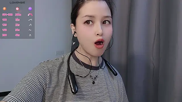 Snapshot of Lucky-xiuxiu chatting on 11/25/25, 03:23 Lucky-xiuxiu online show from 11/25/25, 03:23