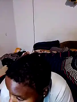 Snapshot of KMbesxxx chatting on 12/13/25, 07:53 KMbesxxx online show from 12/13/25, 07:53