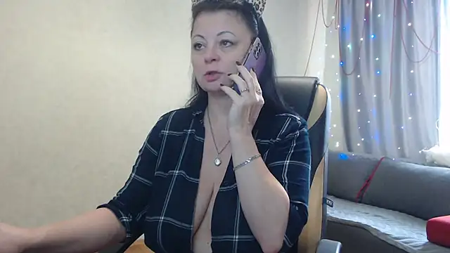 Snapshot of natnett chatting on 12/14/24, 08:34 natnett online show from 12/14/24, 08:34