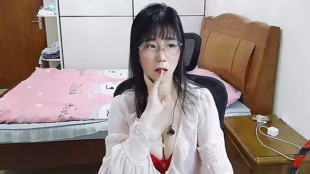 Snapshot of Strawberry_baby chatting on 02/28/25, 03:04 Strawberry baby online show from 02/28/25, 03:04