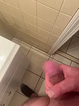 Snapshot of coreyl9718 chatting on 02/20/25, 06:17 coreyl9718 online show from 02/20/25, 06:17