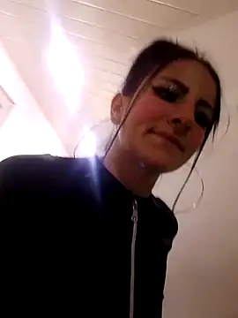 Snapshot of Anniee_x chatting on 02/05/25, 12:38 Anniee x online show from 02/05/25, 12:38