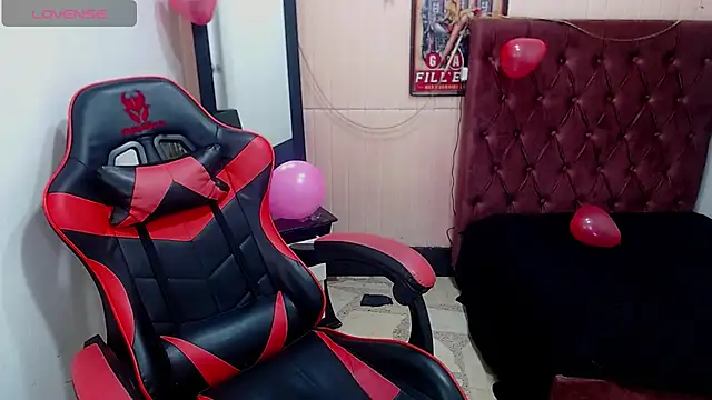 Snapshot of Anniee_x chatting on 02/14/25, 12:57 Anniee x online show from 02/14/25, 12:57