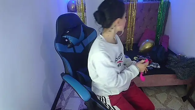 Snapshot of Anniee_x chatting on 03/18/25, 12:36 Anniee x online show from 03/18/25, 12:36