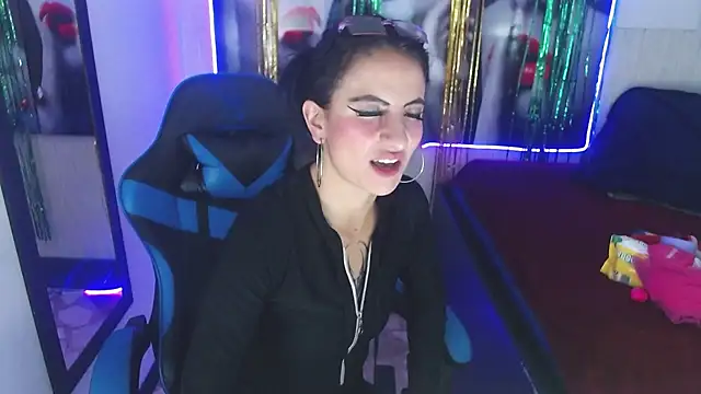 Snapshot of Anniee_x chatting on 03/22/25, 11:21 Anniee x online show from 03/22/25, 11:21