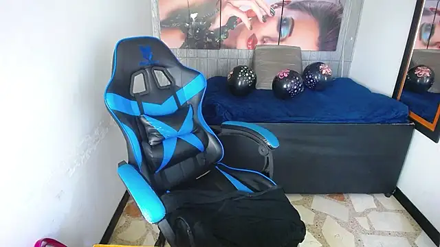 Snapshot of Anniee_x chatting on 10/05/25, 05:00 Anniee x online show from 10/05/25, 05:00