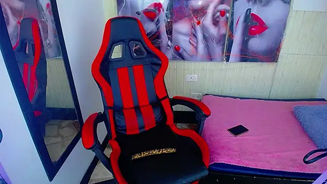 Snapshot of Anniee_x chatting on 10/28/25, 01:03 Anniee x online show from 10/28/25, 01:03