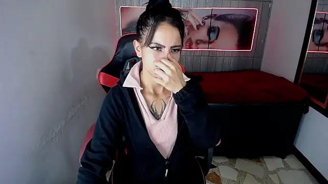 Snapshot of Anniee_x chatting on 12/20/25, 01:07 Anniee x online show from 12/20/25, 01:07