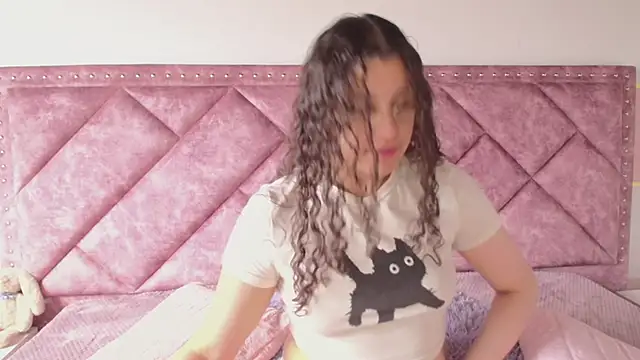 Snapshot of Charlotte__Miller chatting on 03/22/25, 12:04 Charlotte Miller online show from 03/22/25, 12:04