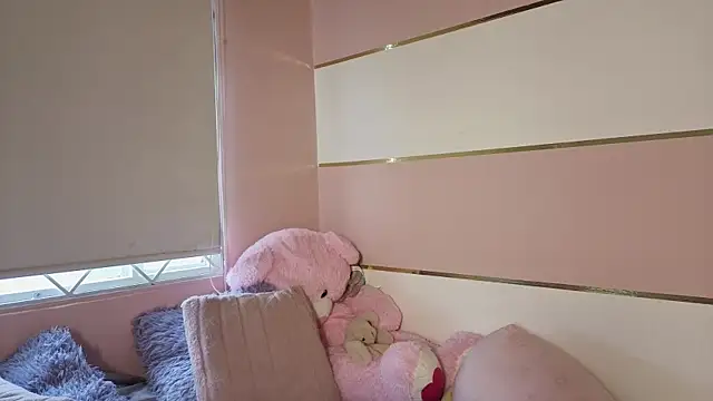 Snapshot of Charlotte__Miller chatting on 10/25/25, 11:40 Charlotte Miller online show from 10/25/25, 11:40