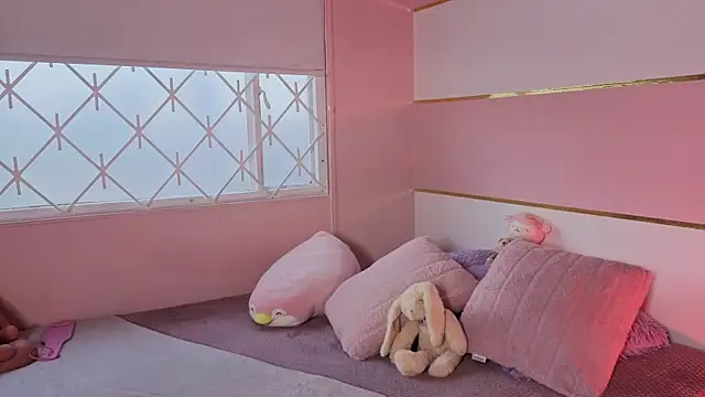 Snapshot of Charlotte__Miller chatting on 11/14/25, 11:53 Charlotte Miller online show from 11/14/25, 11:53