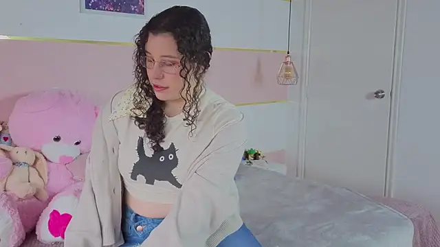 Snapshot of Charlotte__Miller chatting on 11/17/25, 12:22 Charlotte Miller online show from 11/17/25, 12:22