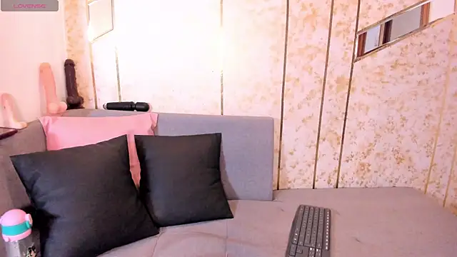 Snapshot of catalehia_moonlight chatting on 03/13/25, 04:45 catalehia moonlight online show from 03/13/25, 04:45