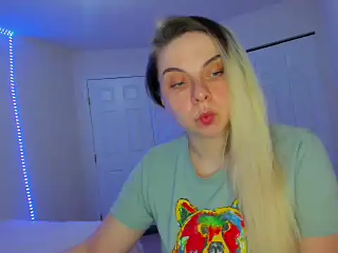 Snapshot of HappyIva chatting on 02/25/25, 12:36 HappyIva online show from 02/25/25, 12:36