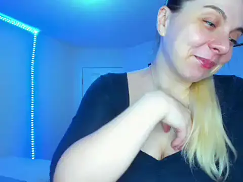 Snapshot of HappyIva chatting on 03/02/25, 11:39 HappyIva online show from 03/02/25, 11:39