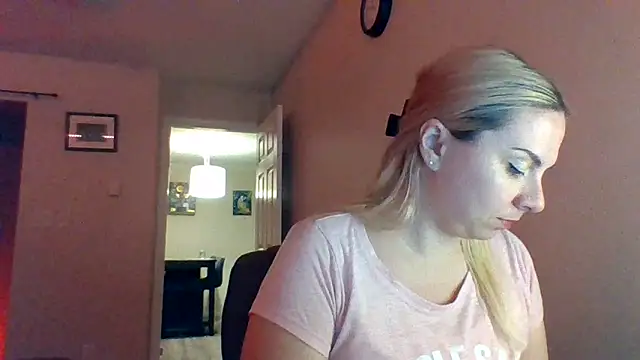 Snapshot of HappyIva chatting on 09/19/25, 06:48 HappyIva online show from 09/19/25, 06:48