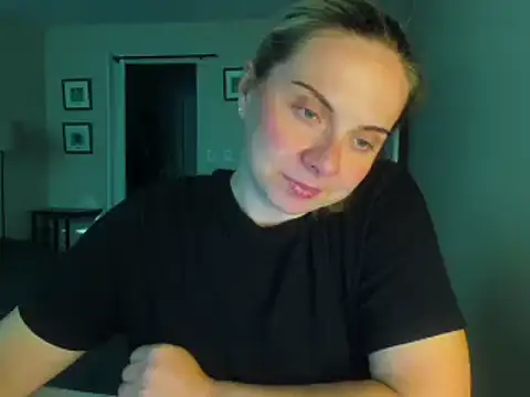 Snapshot of HappyIva chatting on 09/24/25, 03:59 HappyIva online show from 09/24/25, 03:59