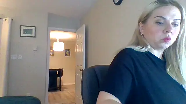 Snapshot of HappyIva chatting on 10/18/25, 06:19 HappyIva online show from 10/18/25, 06:19