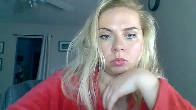 Snapshot of HappyIva chatting on 10/19/25, 05:35 HappyIva online show from 10/19/25, 05:35