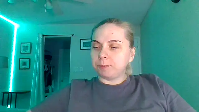 Snapshot of HappyIva chatting on 11/12/25, 01:17 HappyIva online show from 11/12/25, 01:17