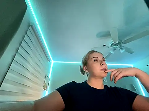 Snapshot of HappyIva chatting on 11/27/25, 08:05 HappyIva online show from 11/27/25, 08:05