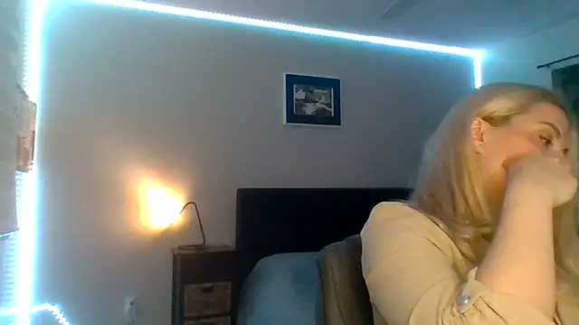 Snapshot of HappyIva chatting on 11/30/25, 12:20 HappyIva online show from 11/30/25, 12:20