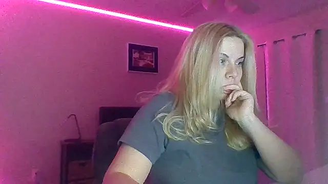 Snapshot of HappyIva chatting on 12/02/25, 05:24 HappyIva online show from 12/02/25, 05:24