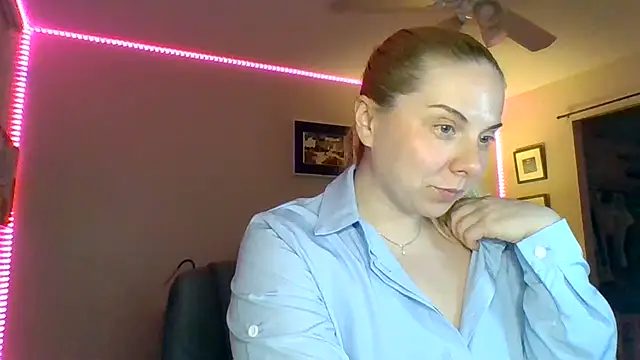 Snapshot of HappyIva chatting on 12/05/25, 12:52 HappyIva online show from 12/05/25, 12:52