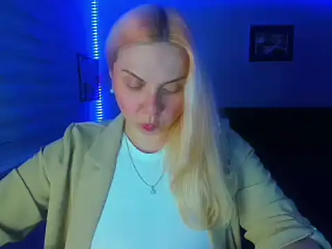 Snapshot of HappyIva chatting on 12/22/25, 03:42 HappyIva online show from 12/22/25, 03:42