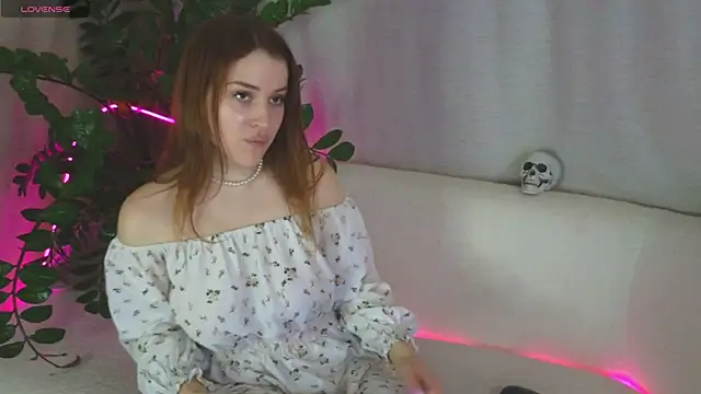 Snapshot of EllieGarson chatting on 10/28/25, 05:15 EllieGarson online show from 10/28/25, 05:15