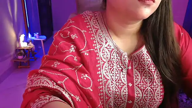 Snapshot of Mitikaa chatting on 10/31/25, 02:18 Mitikaa online show from 10/31/25, 02:18