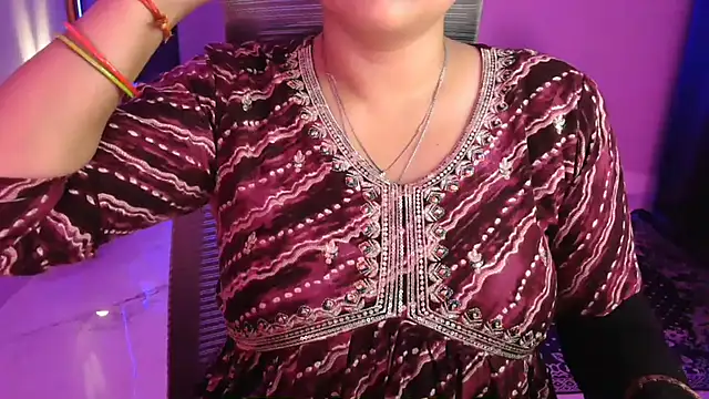 Snapshot of Mitikaa chatting on 11/16/25, 03:50 Mitikaa online show from 11/16/25, 03:50