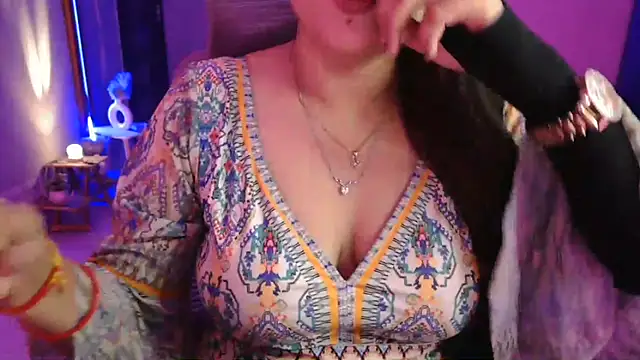 Snapshot of Mitikaa chatting on 11/21/25, 02:38 Mitikaa online show from 11/21/25, 02:38