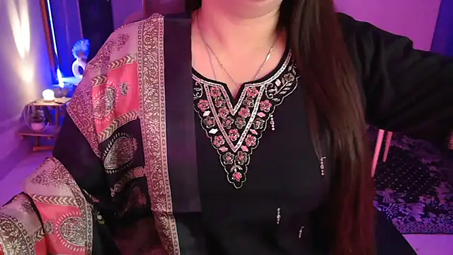 Snapshot of Mitikaa chatting on 11/26/25, 02:07 Mitikaa online show from 11/26/25, 02:07