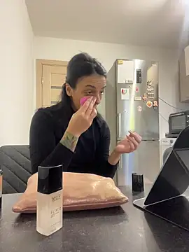 Snapshot of NNNoire chatting on 11/26/25, 11:22 NNNoire online show from 11/26/25, 11:22