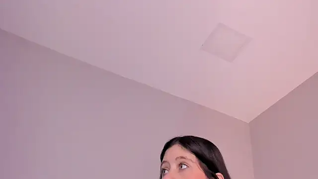 Snapshot of sara__jones_gh chatting on 11/25/25, 11:43 sara jones gh online show from 11/25/25, 11:43