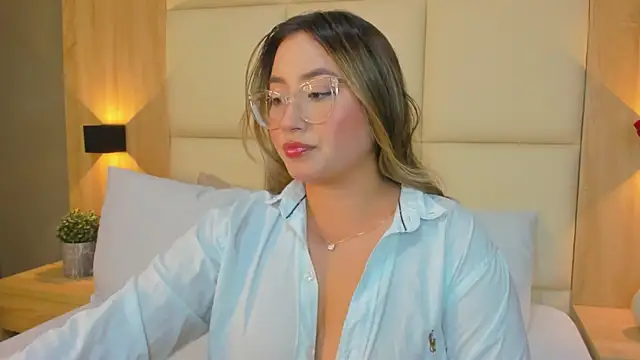 Snapshot of antonella_cutie_ chatting on 12/17/25, 12:11 antonella cutie online show from 12/17/25, 12:11