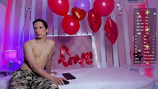 Snapshot of TylerBloom chatting on 02/11/25, 08:42 TylerBloom online show from 02/11/25, 08:42