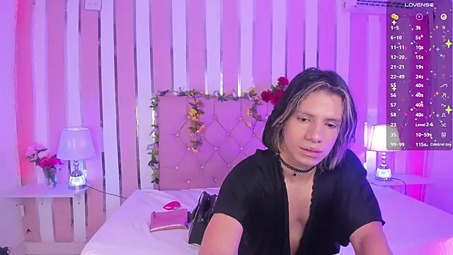 Snapshot of TylerBloom chatting on 09/26/25, 12:42 TylerBloom online show from 09/26/25, 12:42