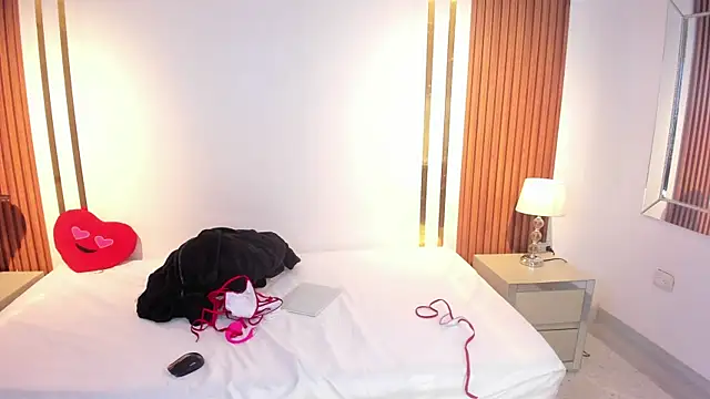 Snapshot of TylerBloom chatting on 11/03/25, 05:31 TylerBloom online show from 11/03/25, 05:31