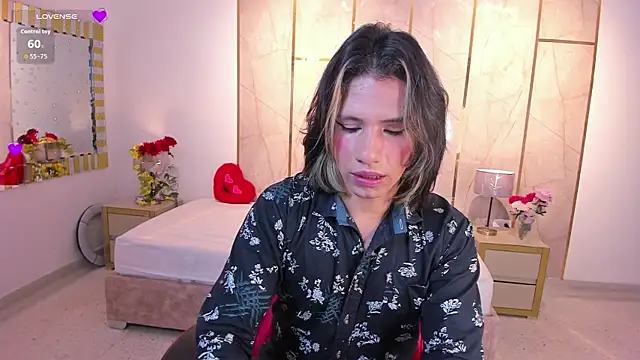 Snapshot of TylerBloom chatting on 12/01/25, 12:32 TylerBloom online show from 12/01/25, 12:32