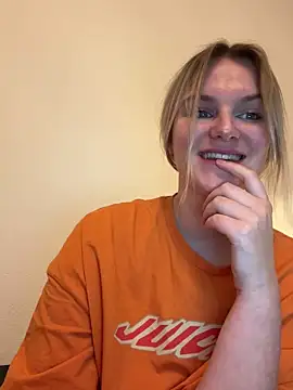 Snapshot of shiny_bunnyyy chatting on 01/05/25, 09:03 shiny bunnyyy online show from 01/05/25, 09:03