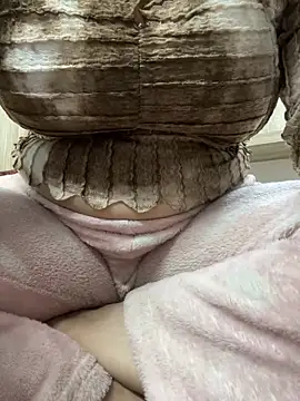 Snapshot of Red-Magic-25 chatting on 02/15/25, 07:27 Red-Magic-25 online show from 02/15/25, 07:27