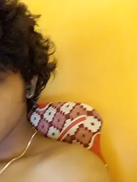 Snapshot of CosmicEmuu chatting on 01/11/25, 10:51 CosmicEmuu online show from 01/11/25, 10:51