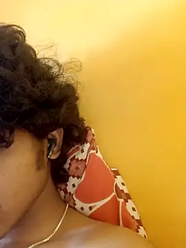 Snapshot of CosmicEmuu chatting on 02/14/25, 10:07 CosmicEmuu online show from 02/14/25, 10:07