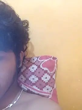 Snapshot of CosmicEmuu chatting on 10/06/25, 06:33 CosmicEmuu online show from 10/06/25, 06:33