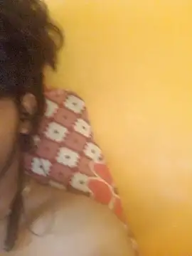 Snapshot of CosmicEmuu chatting on 11/21/25, 11:20 CosmicEmuu online show from 11/21/25, 11:20