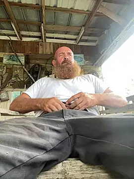 Snapshot of 32XRedBeard chatting on 07/16/26, 11:22 32XRedBeard online show from 07/16/26, 11:22