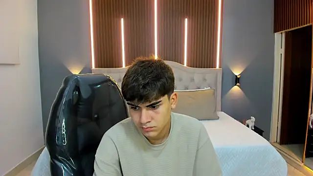 Tommy18   online show from 11/04/25, 03:49